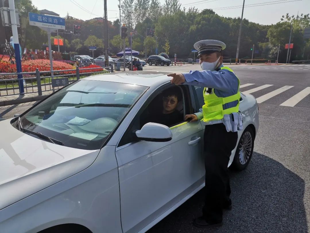 国庆我在岗向国庆献礼,中秋国庆双节我在岗文案