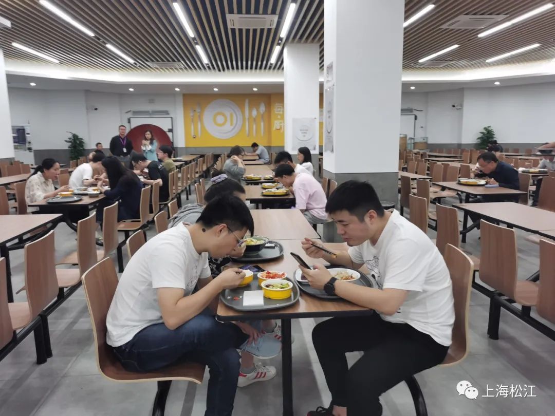 美食圈、足球场、月季小镇……松江这个工业园为员工打造“一站式”生活配套