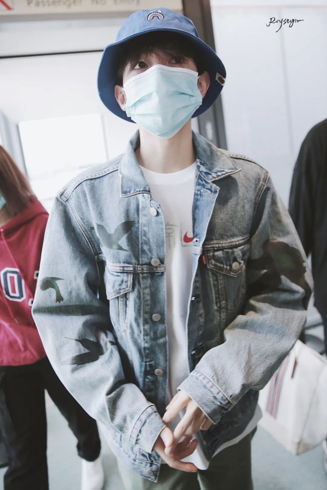 王源、易烊千玺、迪丽热巴、郑爽等人封面公开；鹿晗、杨颖、吴宣仪等人官宣新代言；《世界微尘里》官宣主演阵容