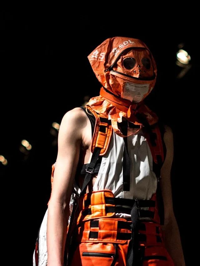 连吴赫都偏爱的「面具」,原来早就成为时装秀场的常客