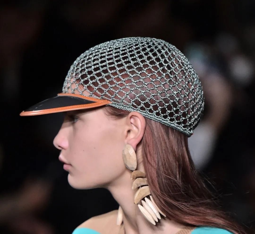 三天打鱼两天晒网｜八戒的珍珠汗衫又在时尚圈翻红了