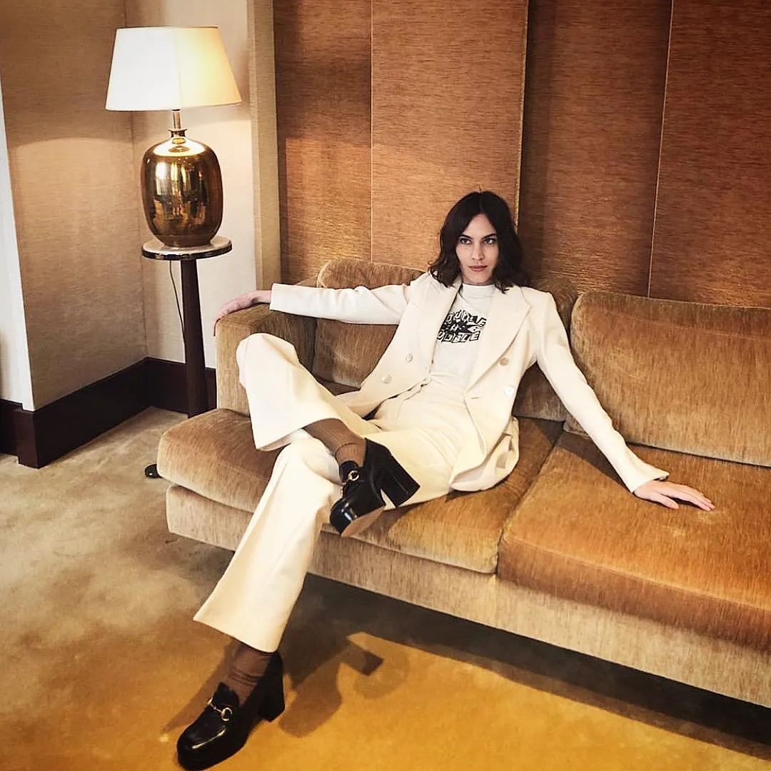 买了很多鞋子,买了那么多鞋子穿不过来