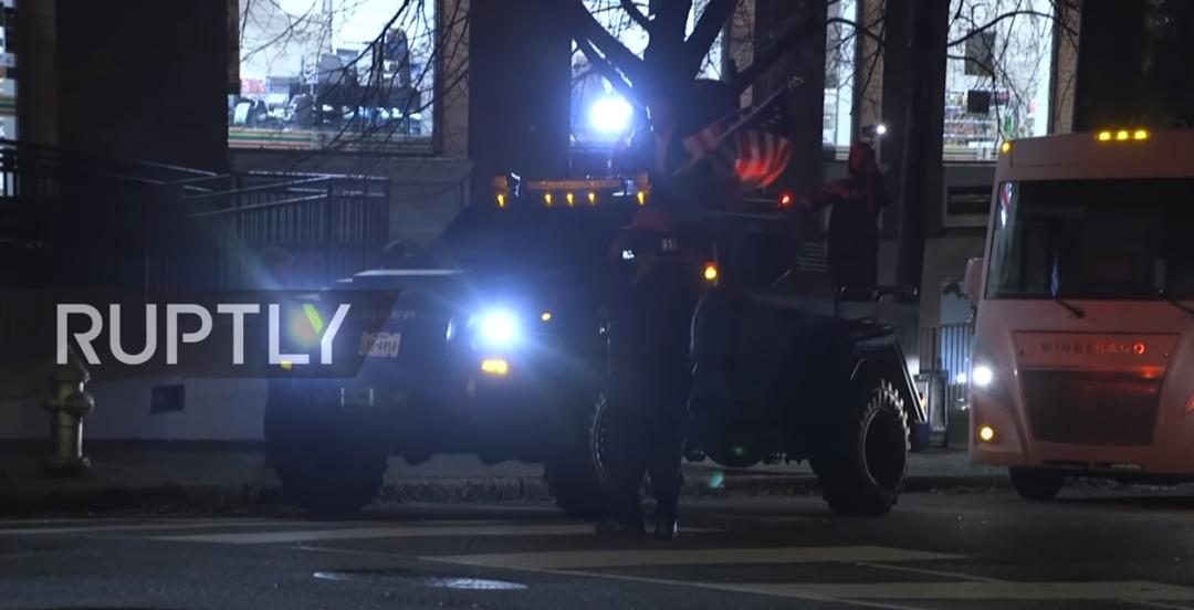 大批特朗普支持者正在进军华盛顿,特朗普的支持者们高声欢呼