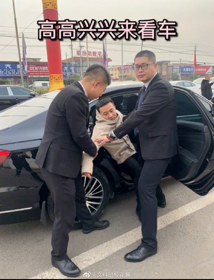 刘昊然在保温杯上班,刘昊然带保温杯上班