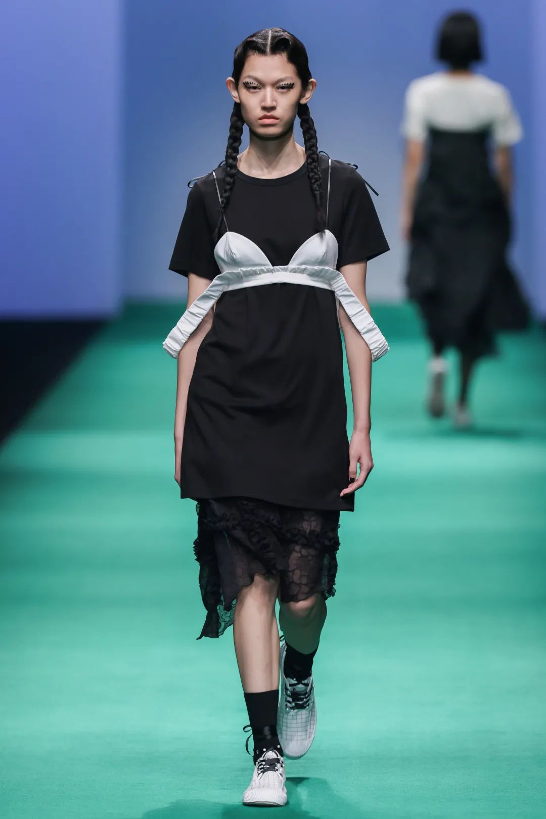 2023秋冬上海时装周秀场设计,2020春夏上海时装周展会分析