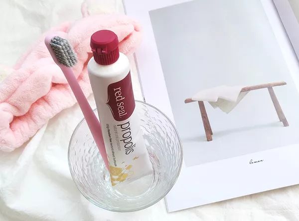 烟黄牙齿用什么牙膏牙齿能变白,黄牙烟渍牙有救了