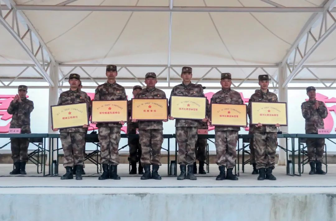 寒风中彼此鼓励,寒风中它们依然是城市的守护者