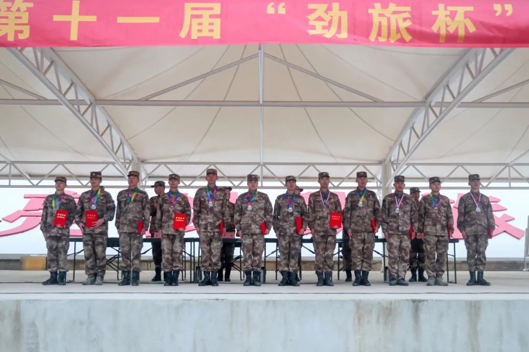 寒风中彼此鼓励,寒风中它们依然是城市的守护者