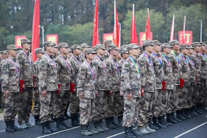 寒风中彼此鼓励,寒风中它们依然是城市的守护者