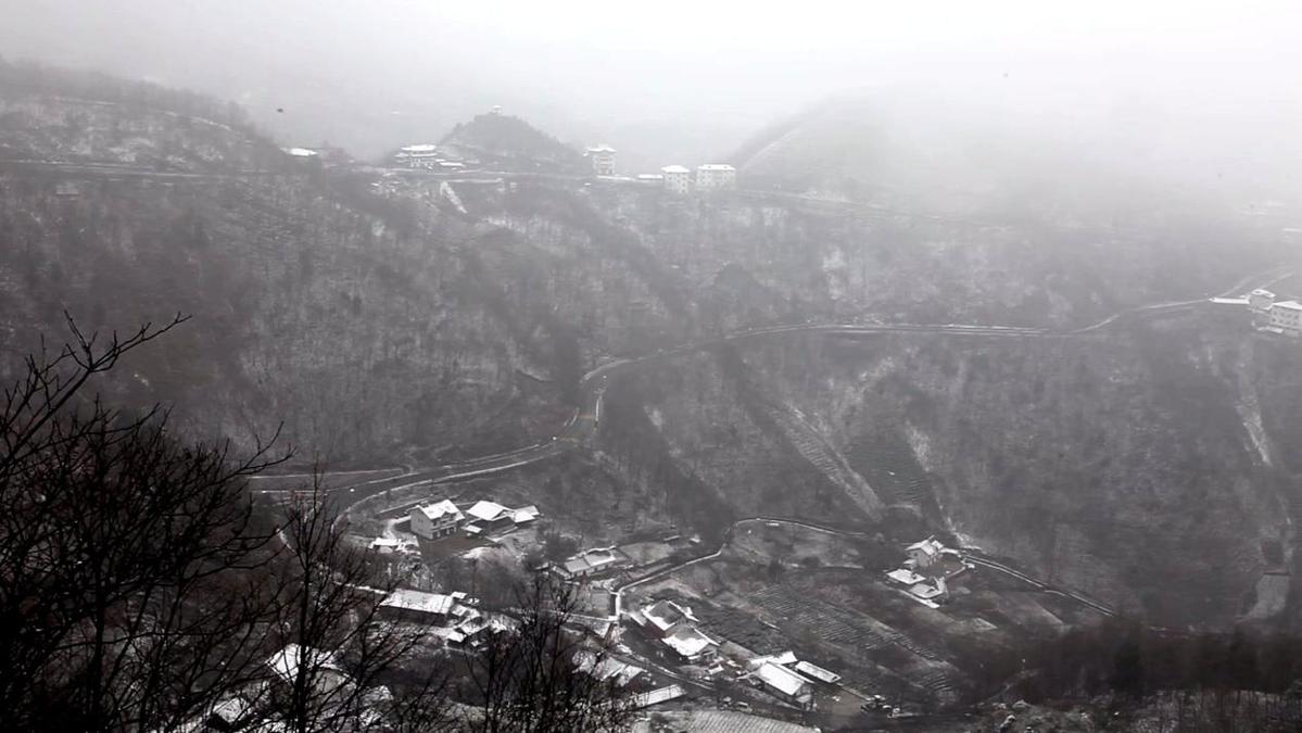 湖北神农架：风雪中的一抹“橙”大山里的护林人