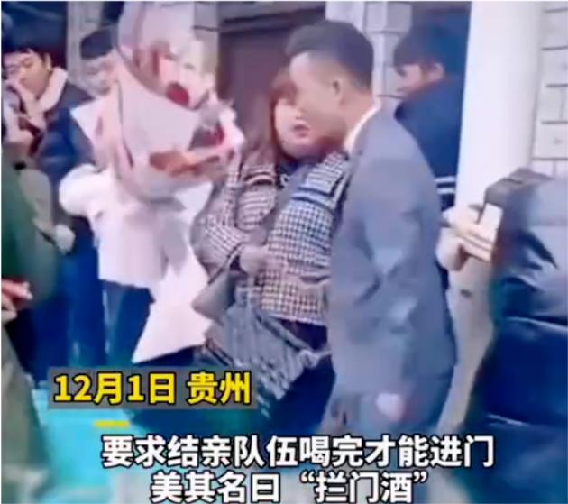 新郎迎亲遇新娘准备好的拦门酒,传统接亲喝拦门酒