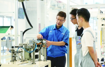 大力弘扬劳模精神劳动精神,劳模工匠与劳模工匠精神