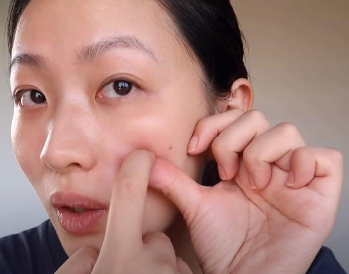日本美容师法令纹按摩手法教程,精华按摩淡化法令纹手法