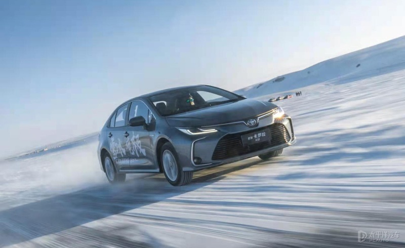 在冰天雪地里飙车,在冰路上飙车