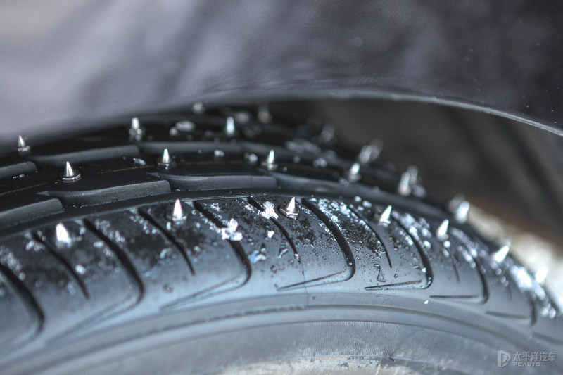 在冰天雪地里飙车,在冰路上飙车