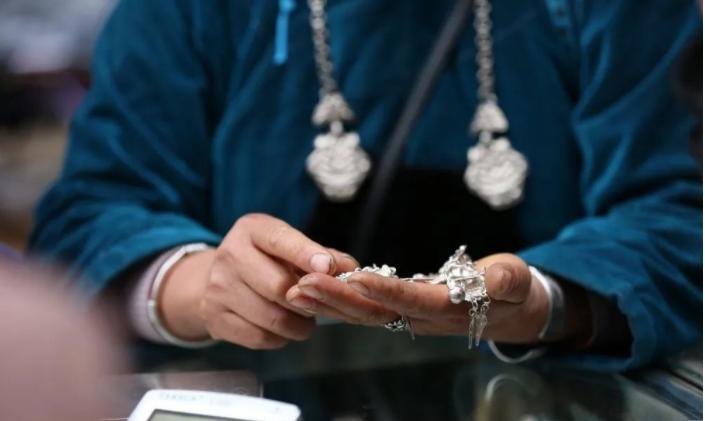 贵州丹寨苗族苗年 (贵阳丹寨苗女赶集)