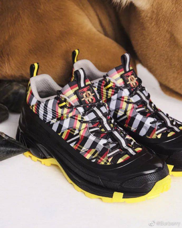 巴宝莉burberry2017秋装新款,burberry巴宝莉外套必买经典款