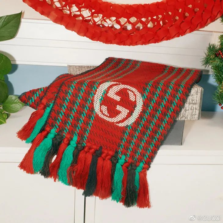 配饰狂|程潇的大牌围巾，logo特大但不显老