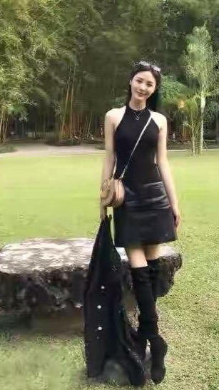 53岁侯勇携90后三婚妻子现身，娇妻衣着宽松疑有孕，两人甜蜜似热恋