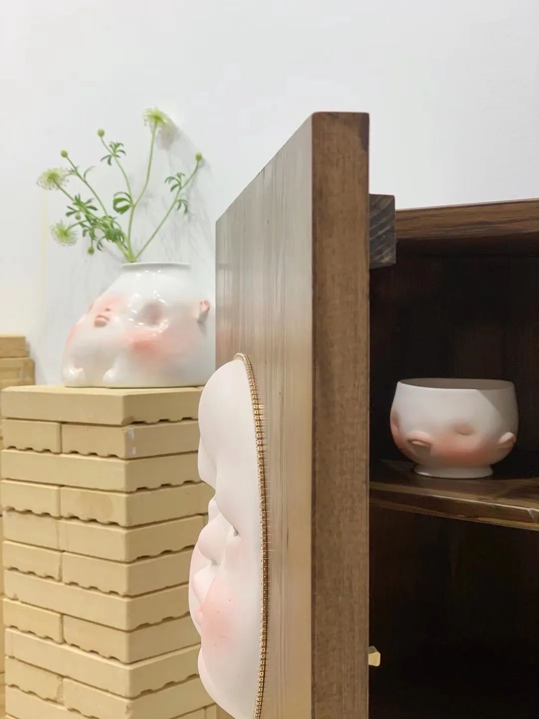 你家楼下的免费展览空间，晒着暖烘烘的太阳散步去吧