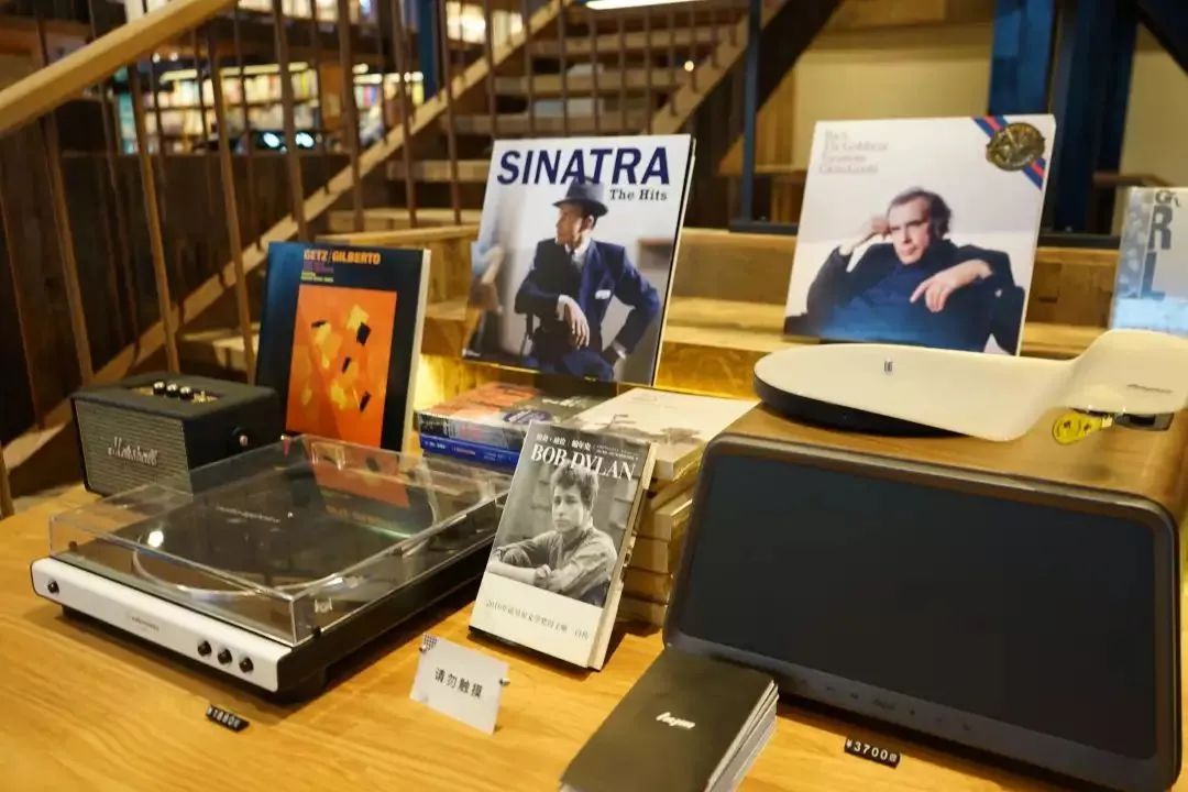 你家楼下的免费展览空间，晒着暖烘烘的太阳散步去吧