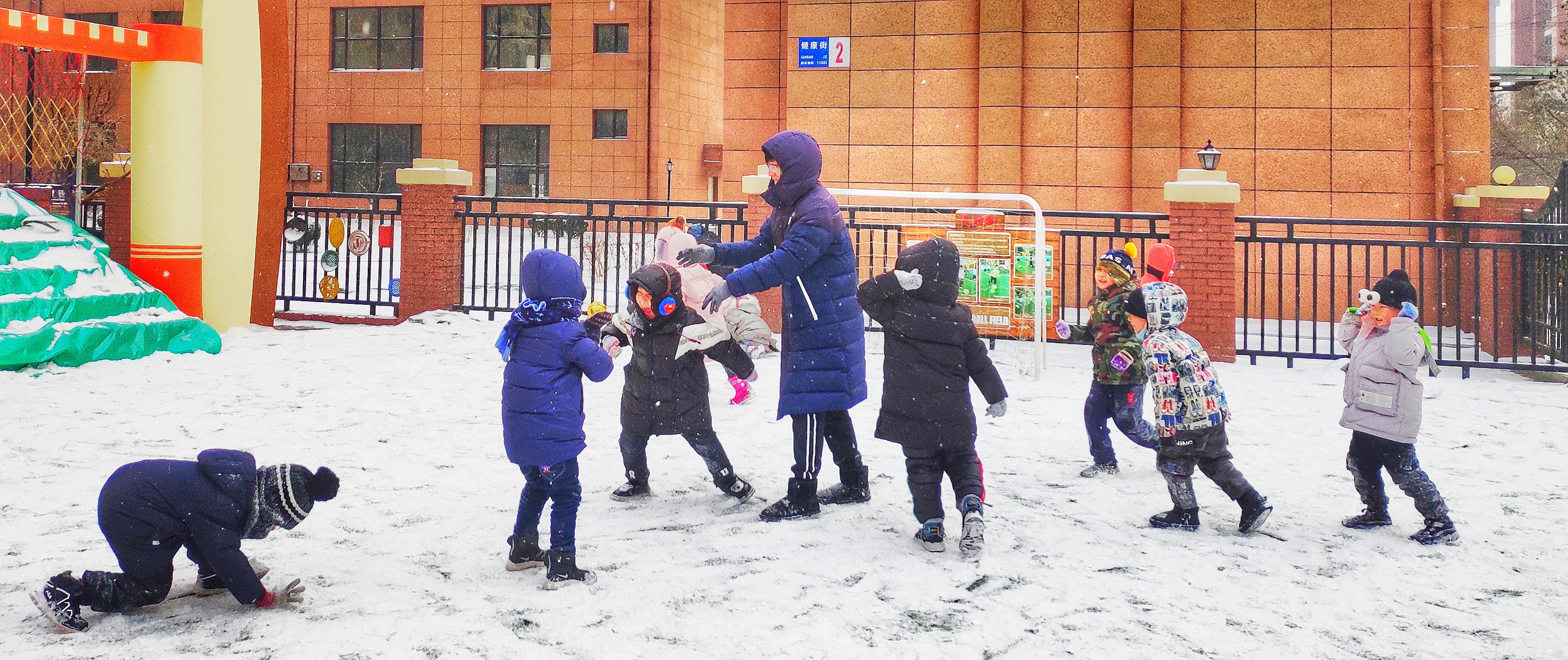 以雪为媒幼儿园娃娃尽享“大自然教科书”