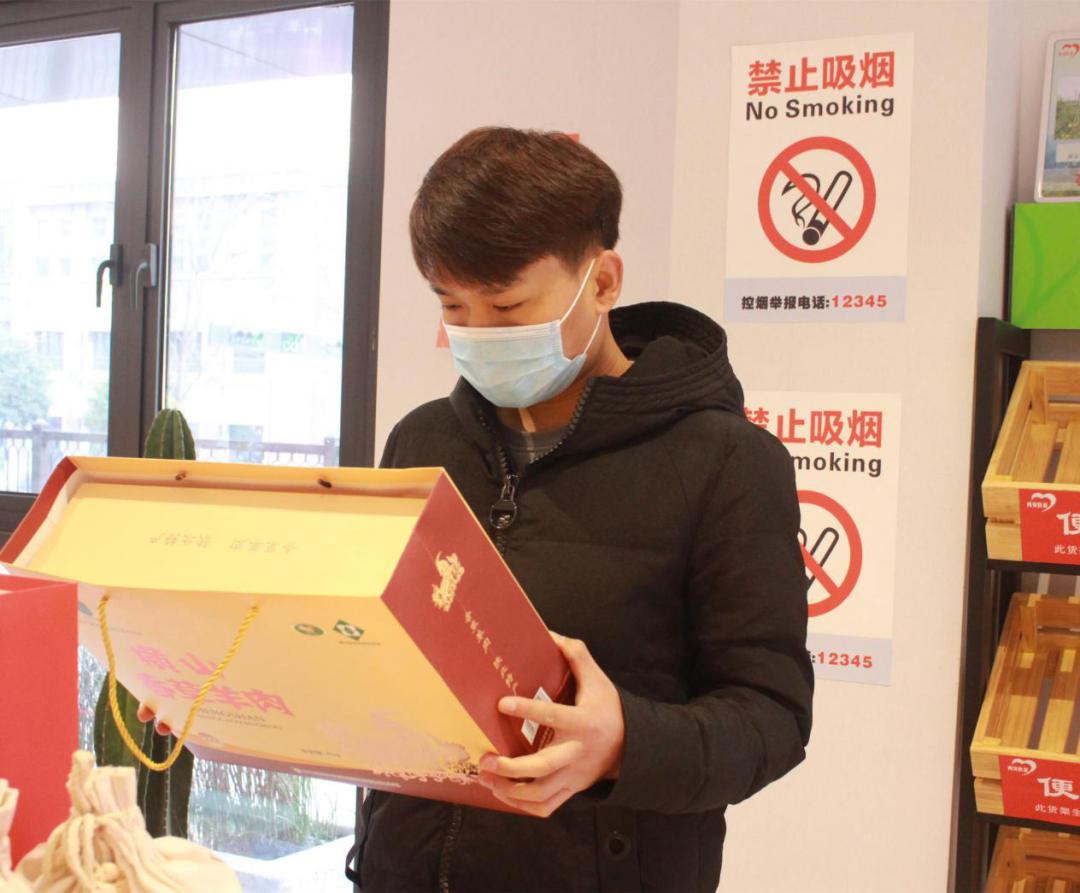 朋友们快来买年货,快来这里买东西英文