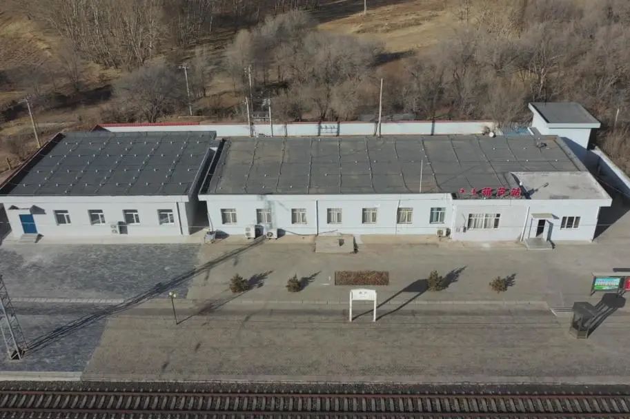 快看！内蒙古这个火车站可看到两列火车同时同方向并行