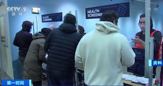 假装给老人打疫苗,年轻人假扮老人打疫苗