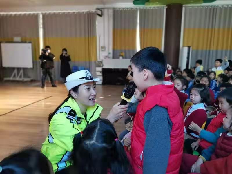 公安交警三八节女民警事迹 (青岛最美交警女警)