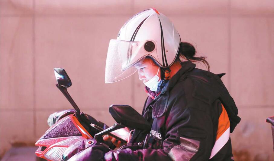 青岛49岁妈妈带着7岁儿子送外卖,外卖妈妈带孩子送餐原视频