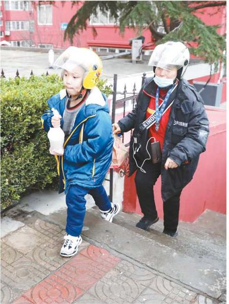 青岛49岁妈妈带着7岁儿子送外卖,外卖妈妈带孩子送餐原视频