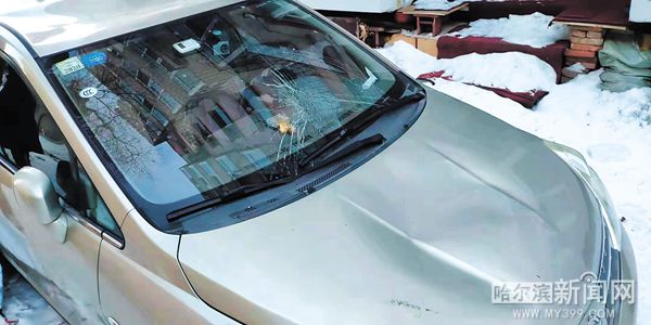 楼顶雪脱落把车砸坏了谁的责任,楼上坠冰砸了车辆谁的责任