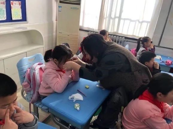 认真做眼操保护好眼睛,做好眼保健操爱护自己的眼睛