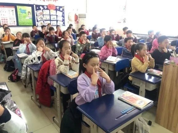 认真做眼操保护好眼睛,做好眼保健操爱护自己的眼睛