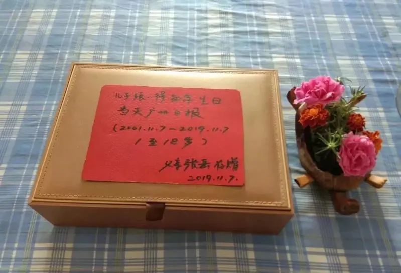 广州单亲爸爸花高价培养儿子，拒绝再婚，19岁儿子留学后却自杀了