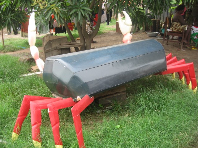 你好非洲丨汽车、玉米、一条鱼……这些造型奇特的棺材，是他们对逝者的尊重与祝福