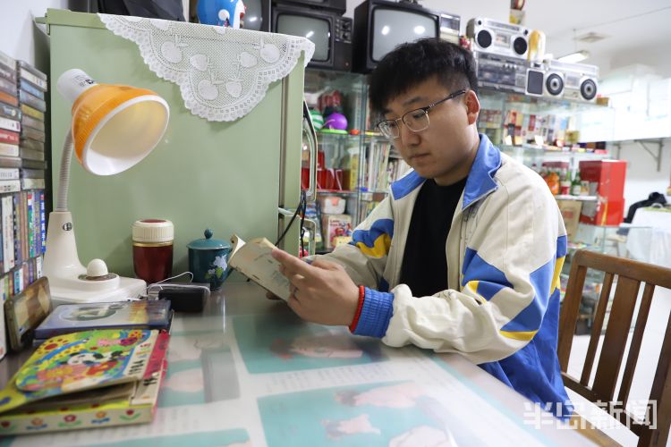 百味人生丨一箱过期方便面能卖3600！青岛小伙攒出“80后时光机”，收藏近6000件老物件