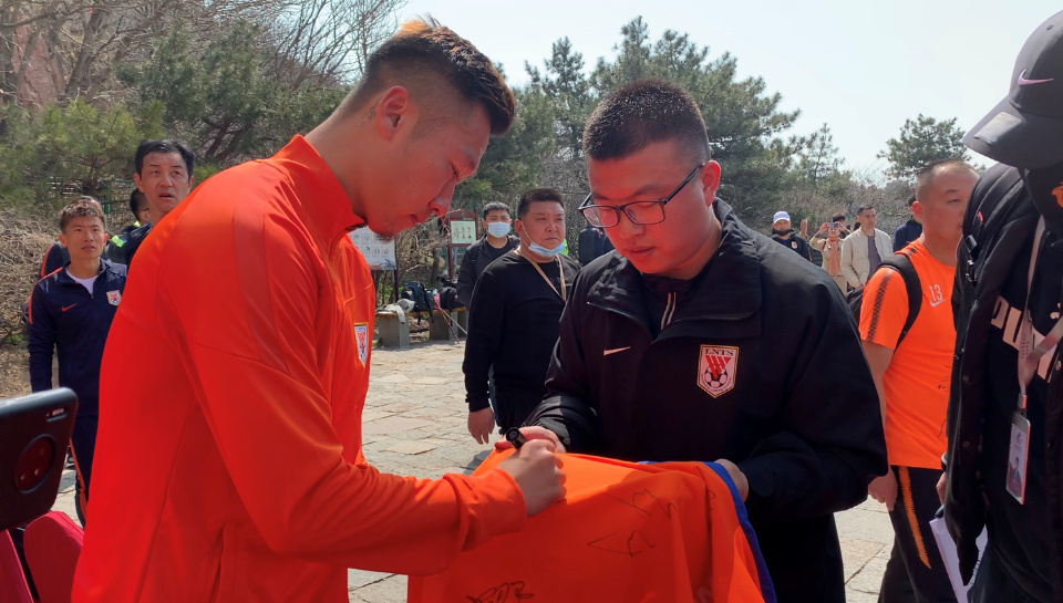 新赛季备战冲战神准备,泰山队登泰山祈福新赛季
