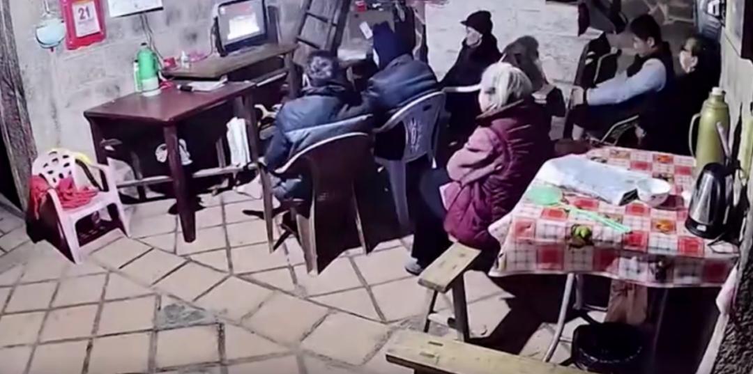 孙女和爷爷感动视频,孙女拍下95岁爷爷的一天