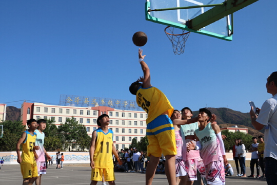 迤车中学这次篮球赛，动作姿势都OK，萌萌达