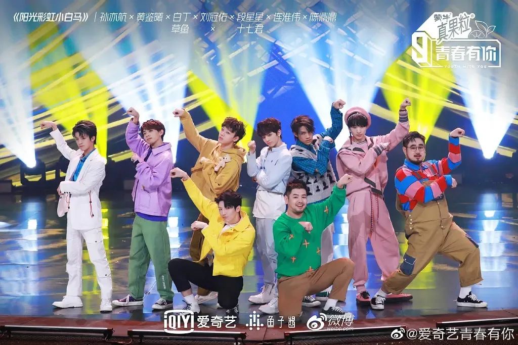 大量牛奶倒入水沟视频,白花花的牛奶倒掉