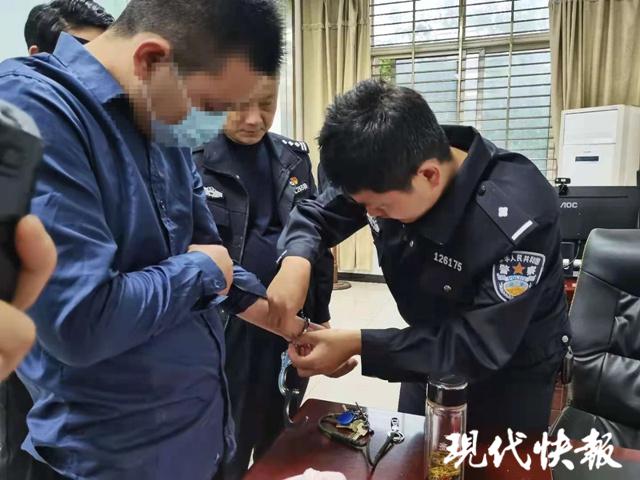 网购*铐手**戴着玩，结果拧断两把钥匙都打不开