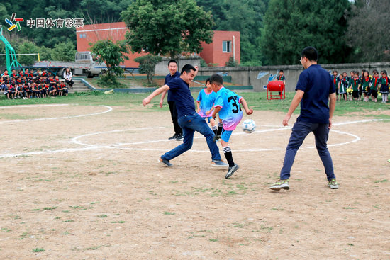 助推校园足球公益活动,助力建党百年伟业书画展