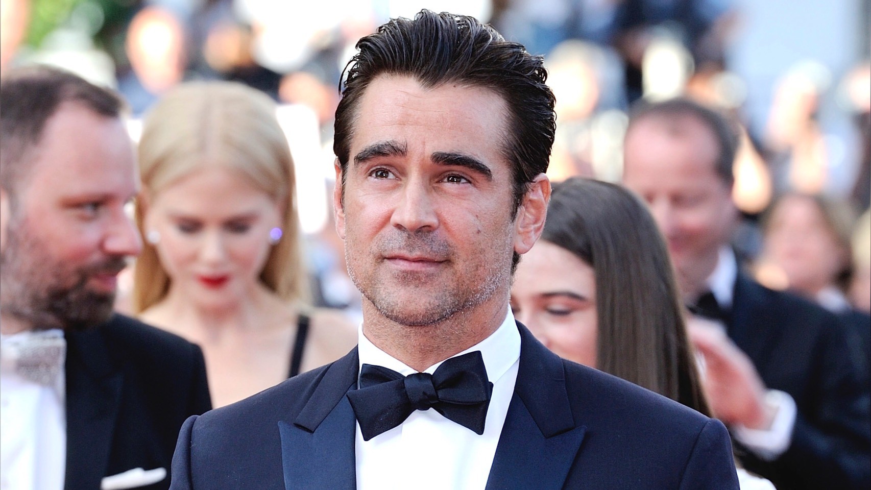 45岁柯林法洛赤膊慢跑「秀腹肌」！0赘肉手臂+腿炸肌肉线条