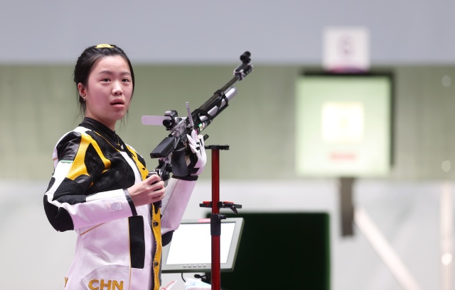 射击冠军杨倩笑容,中国选手杨倩勇射落奥运会首金