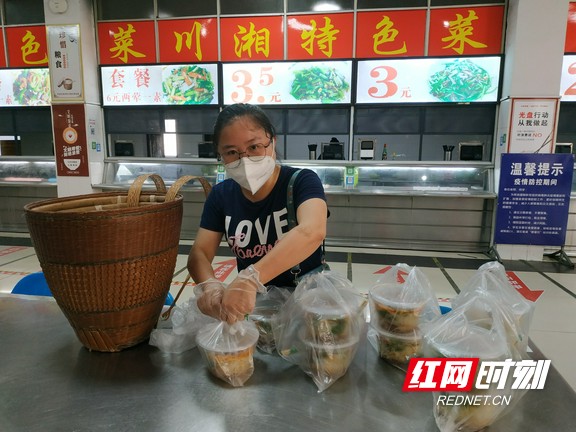 疫情最美逆行者外卖员,疫情期间最美餐饮人员送餐