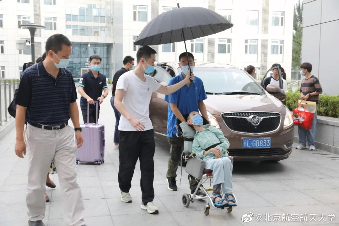 体重18公斤北航新生报到！立志做中国“霍金”的邢益凡，加油