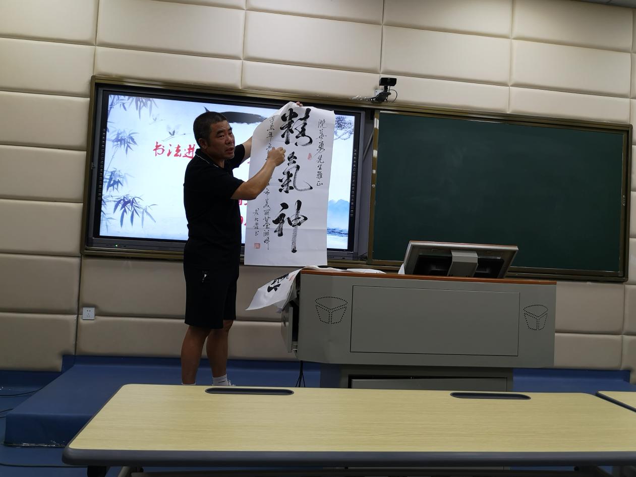 书法进校园翰墨飘香,书法讲座进校园翰墨飘香展风采