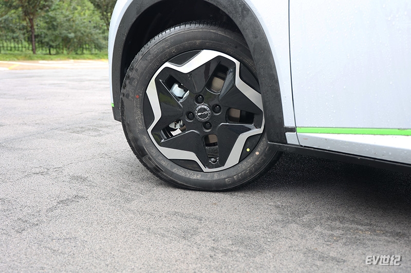 纯电续航420公里的比亚迪海豚提车,新能源汽车比亚迪海豚电动汽车